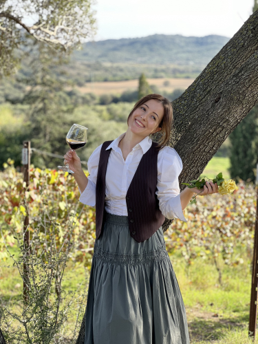 Fille apprécie un verre de vin dans une vigne en Gallura