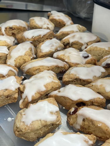 Dolci tipici sardi offerti durante il laboratorio della lana a Olbia