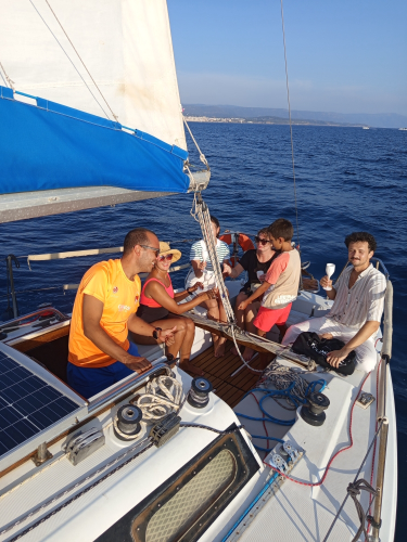 Touristen an Bord der Segeltour nach Alghero