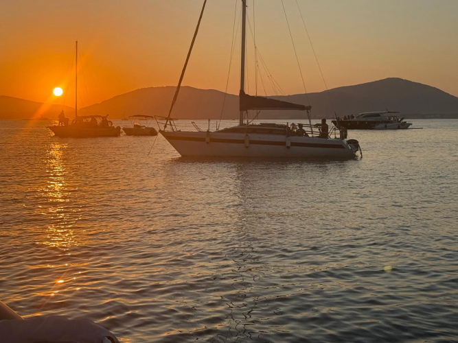 Segelboot bei Sonnenuntergang im Golf von Alghero