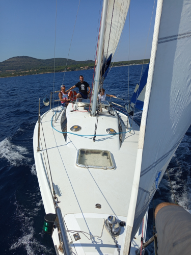 Touristen an Bord der Segeltour nach Alghero