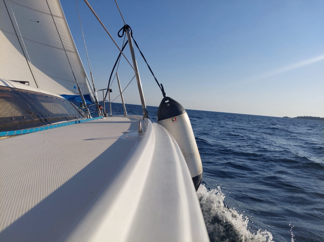 Segelboot auf dem Meer von Alghero