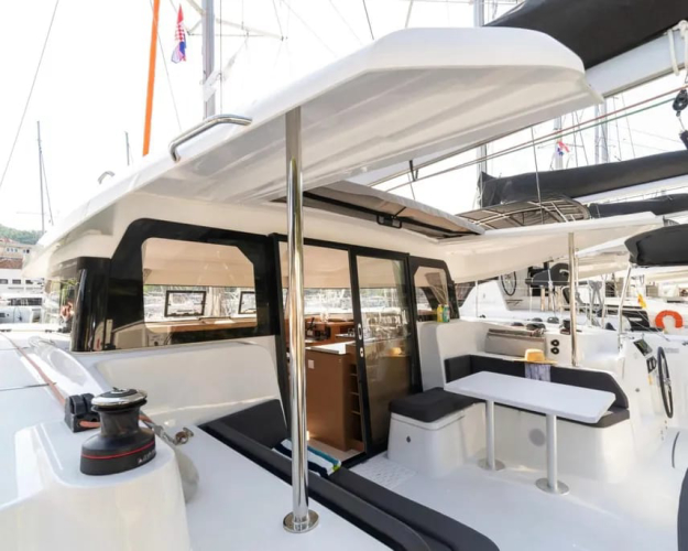 Detalle del exterior del catamarán en Palau