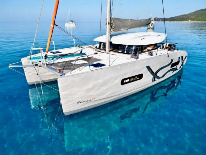 Catamarano nelle acque turchesi di La Maddalena