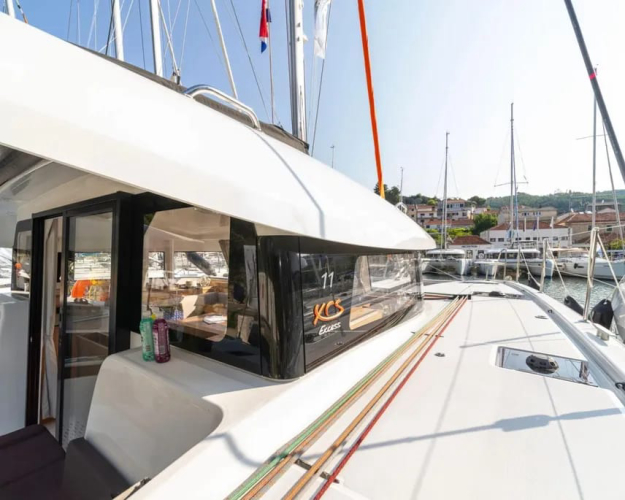 Detalle del exterior del catamarán en Palau