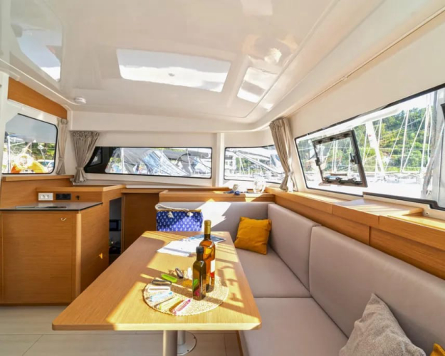 Detalle del interior del catamarán en Palau