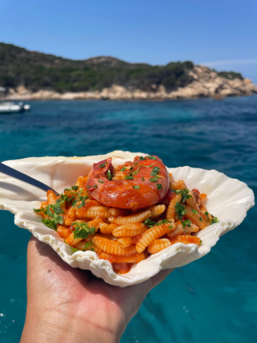 Almuerzo servido a bordo del tour en catamarán en La Maddalena