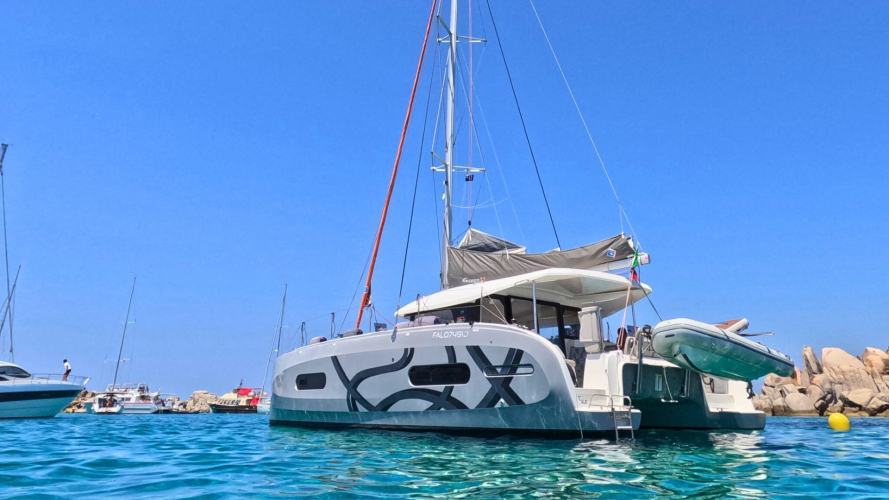 Catamarán en las aguas turquesas de La Maddalena