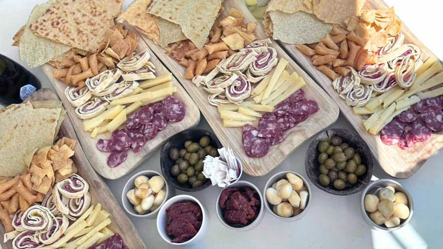 Aperitivo servido a bordo del tour en catamarán en La Maddalena