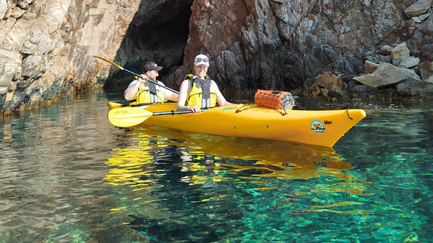 Senderistas navegan en kayak por las aguas vírgenes entre Chía y Tuerredda