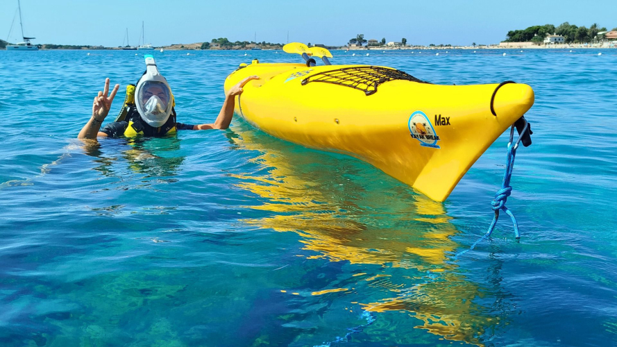 Kayak en las aguas turquesas de Tuerredda