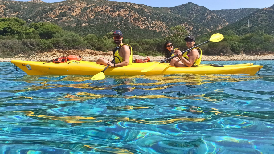 Senderistas navegan en kayak por las aguas vírgenes entre Chía y Tuerredda