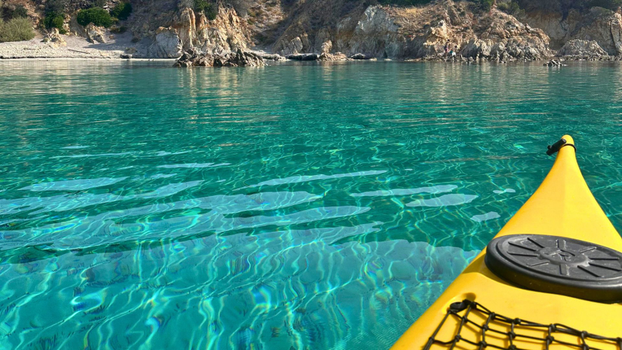 Kayak en las aguas turquesas de Tuerredda