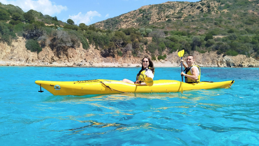 Senderistas navegan en kayak por las aguas vírgenes entre Chía y Tuerredda