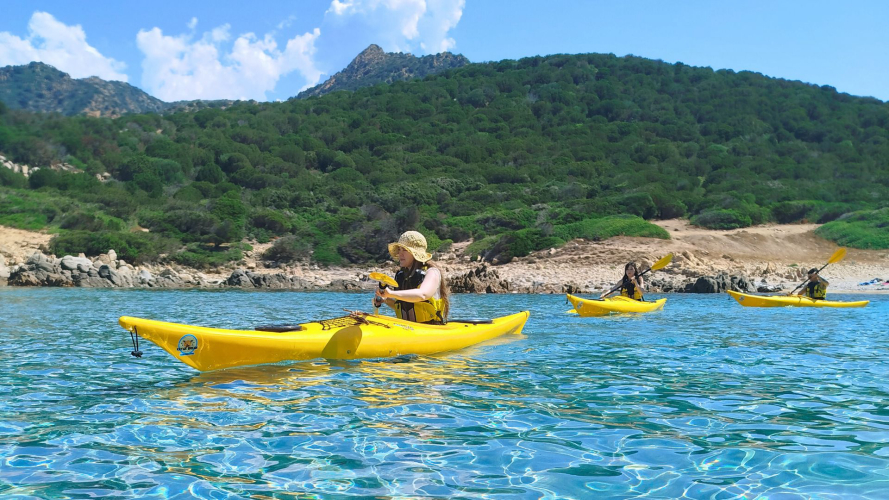 Senderistas navegan en kayak por las aguas vírgenes entre Chía y Tuerredda