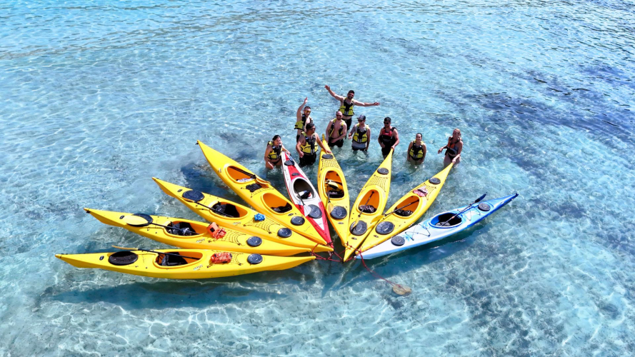 Kayak en las aguas turquesas de Tuerredda