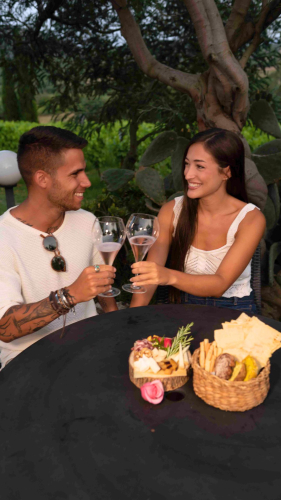 Una coppia fa l'aperitivo in vigna in Sardegna