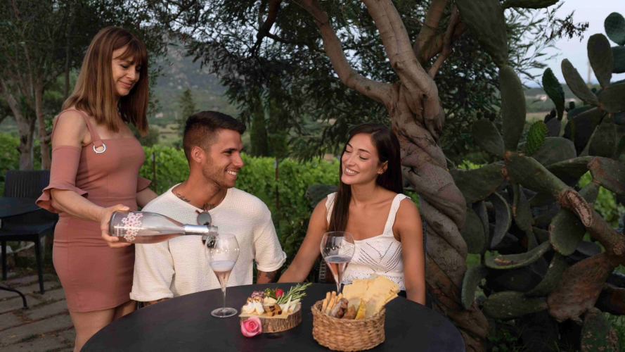 Aperitivo un cantina con prodotti tipici locali sardi