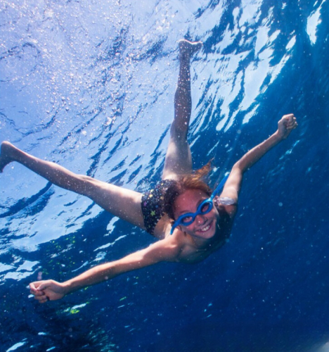 Turista si immerge durante il tour di snorkeling a Capo Testa