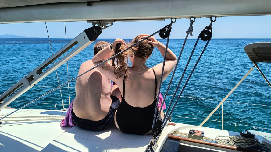 Gäste genießen das Segeln auf dem Meer im Süden Sardiniens