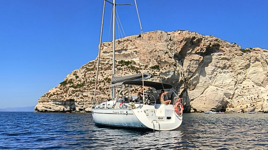 Segelboot auf dem Meer unterhalb der Sella del Diavolo in Cagliari