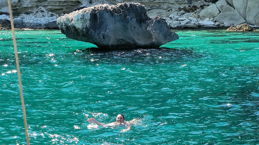 Badestopp im kristallklaren Meer zwischen Cala Bernat und Cala Fighera