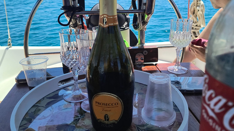 Stoßen Sie mit Prosecco an Bord der Cagliari Segeltour an