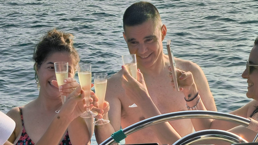 Toast mit Prosecco an Bord des Segelschiffs von Cagliari