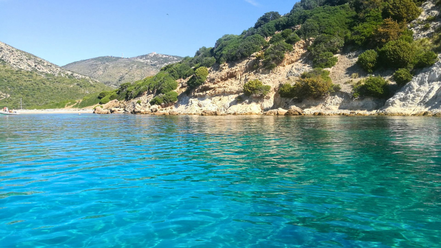 Kristallklares Meer an der Nordostküste Sardiniens