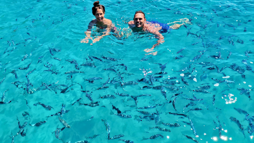 Kristallklares Wasser der natürlichen Schwimmbecken von Molara