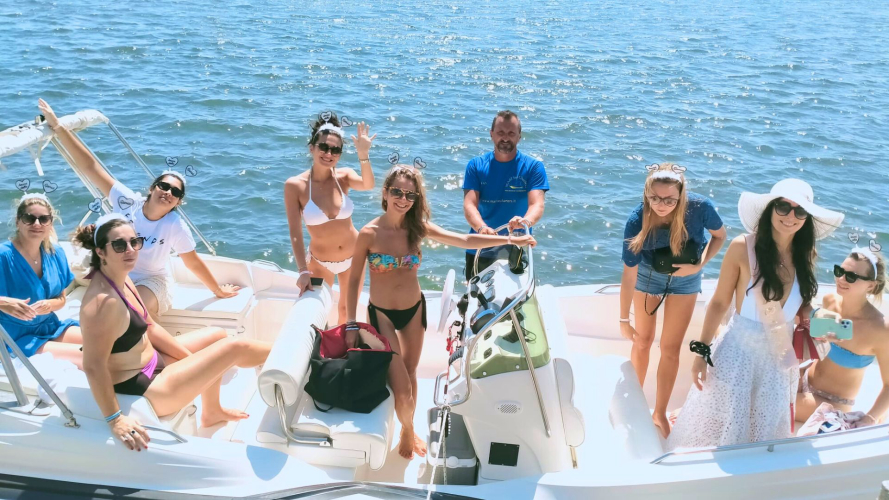 Persone durante il tour in gommone a Figarolo