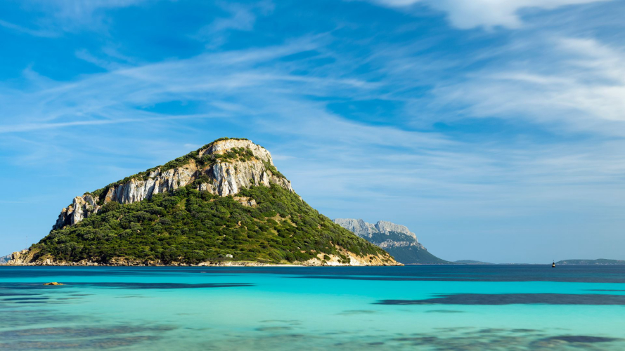 Isolotto di Figarolo nella costa nord orientale della Sardegna