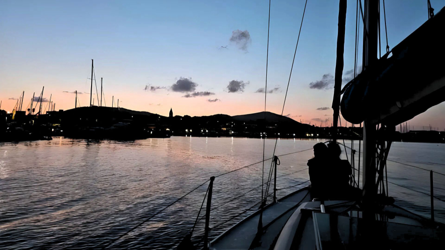 Segelboot bei Sonnenuntergang im Golf von Alghero