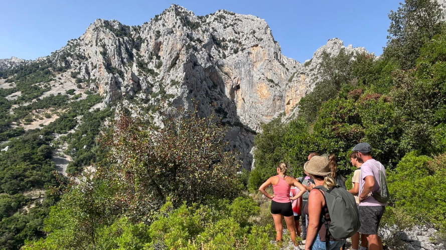 Escursionisti si godono la vista nel canyon Gorropu