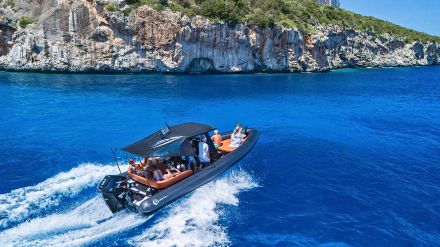Gommone mentre naviga verso Cala Goloritzè
