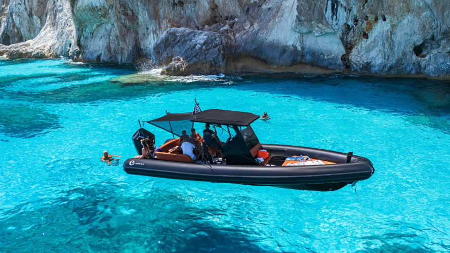 Gommone durante il tour nella costa di Baunei