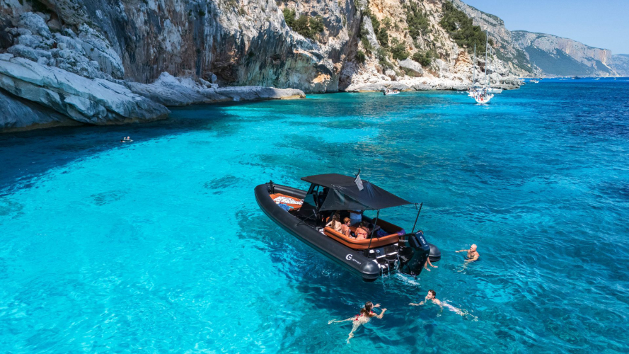Persone nuotano nelle acque cristalline delle Piscine di Venere a Baunei