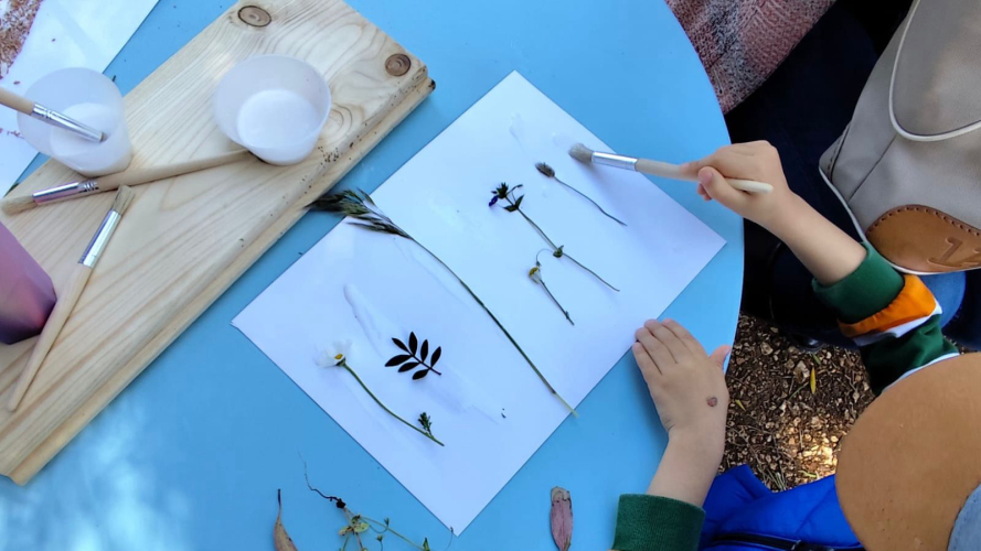 Enfants s'amusant avec des activités à la ferme