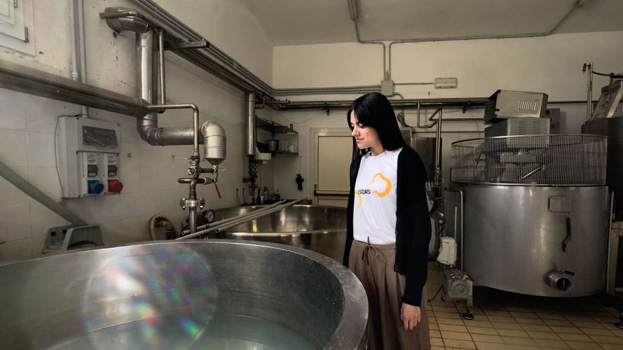 Sala di produzione del formaggio all'interno del caseificio artigianale a Villanova Monteleone