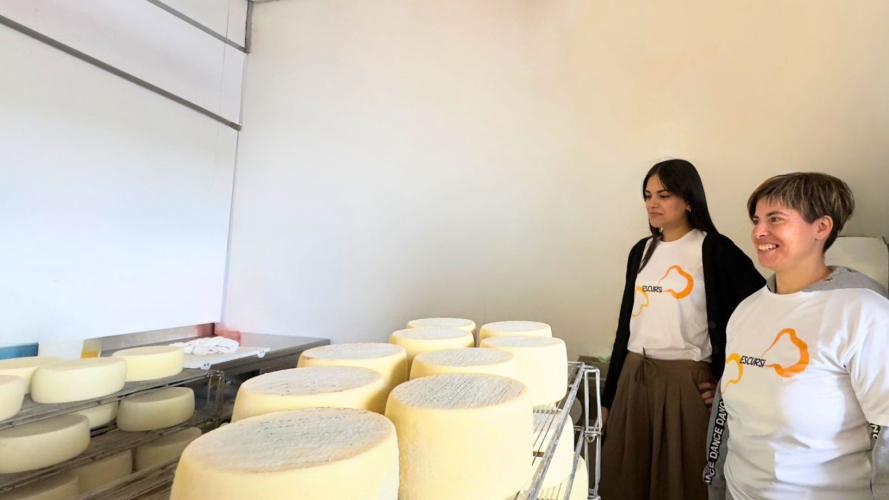 Ragazze partecipano alla visita all'interno del caseificio vicino ad Alghero