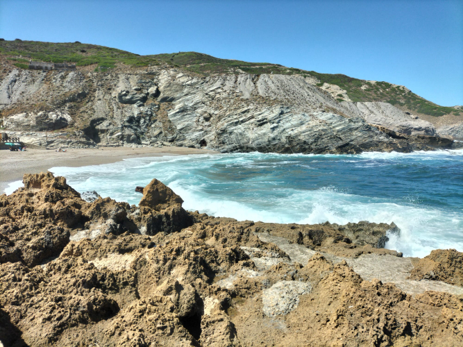 Die felsige Küste von Argentiera zwischen Alghero und Stintino