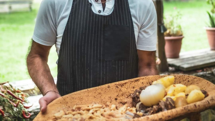 Secondo piatto del pranzo servito in agriturismo in provincia di Sassari