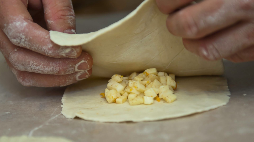 Ripieno delle seadas preparate nell'agriturismo a Bonorva