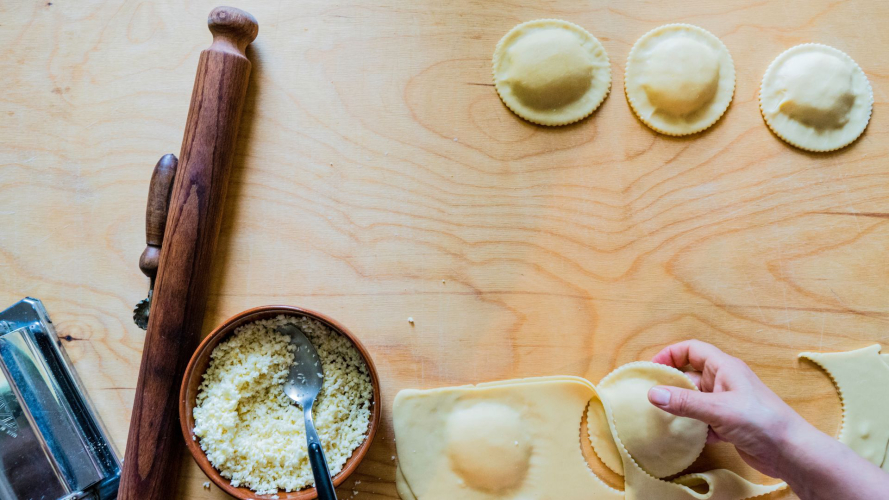 Preparazione della pasta per fare le seadas nel nord Sardegna