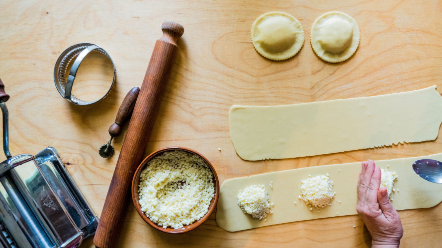 Preparazione delle seadas nel laboratorio a Bonorva