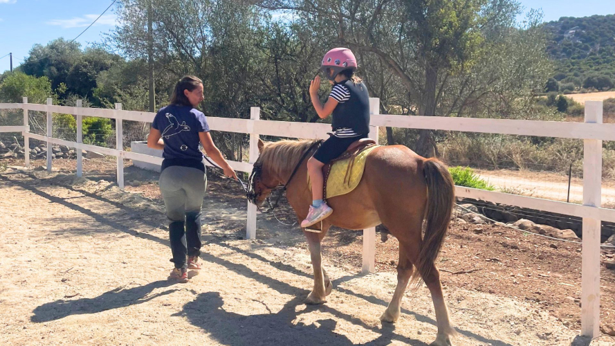 Kind zu Pferd während der ersten Reiterfahrung in Dorgali