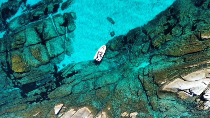 Bateau pneumatique naviguant dans les eaux cristallines de Stintino