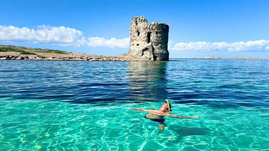 Touriste faisant de la plongée libre devant La Pelosa