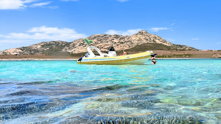 Bateau pneumatique naviguant dans les eaux cristallines de Stintino