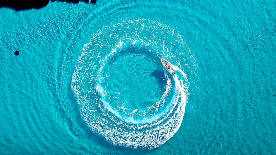 Bateau pneumatique naviguant dans les eaux cristallines de Stintino